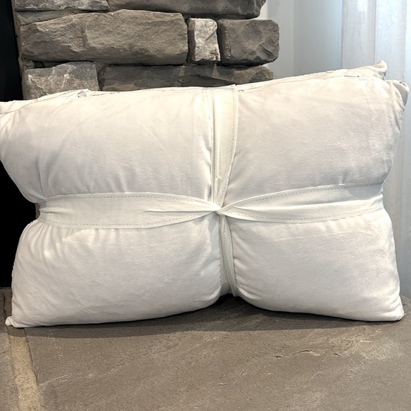 Throw By Marlo Lorenzo,2 duck feather filled,zipper,velvet,metallic snowflake - Picture 3 of 10